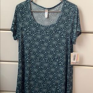 Medium Lularoe Classic Tee